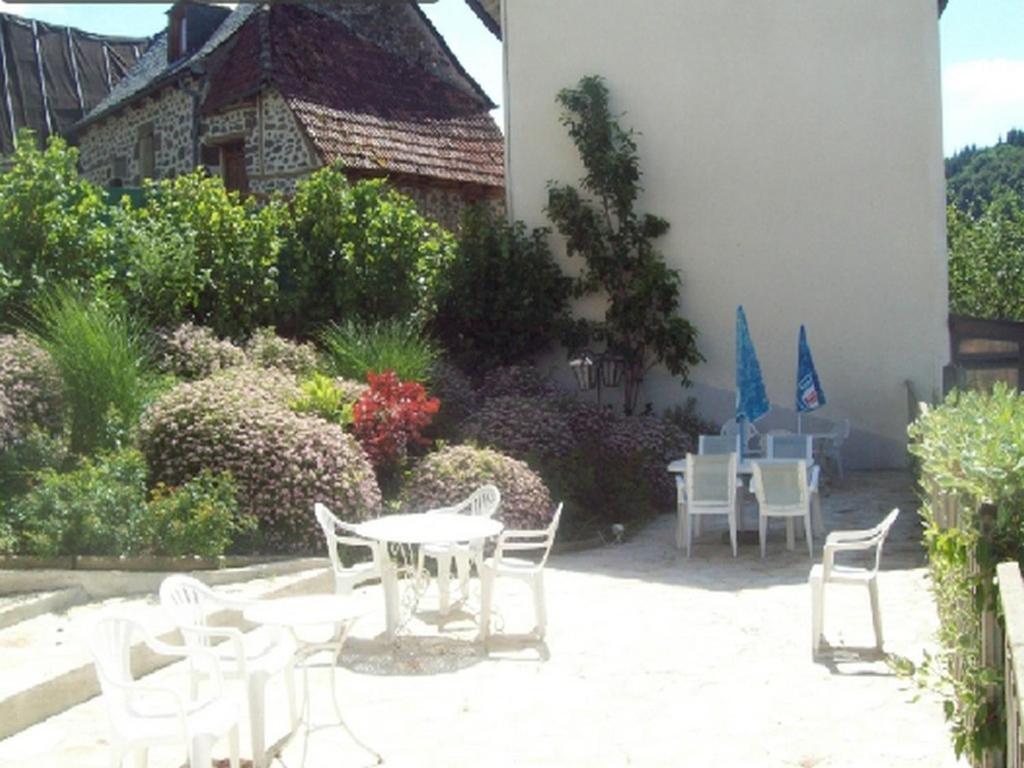 Logis Hotel Les Tilleuls Saint-Cirgues-de-Jordanne Exterior foto